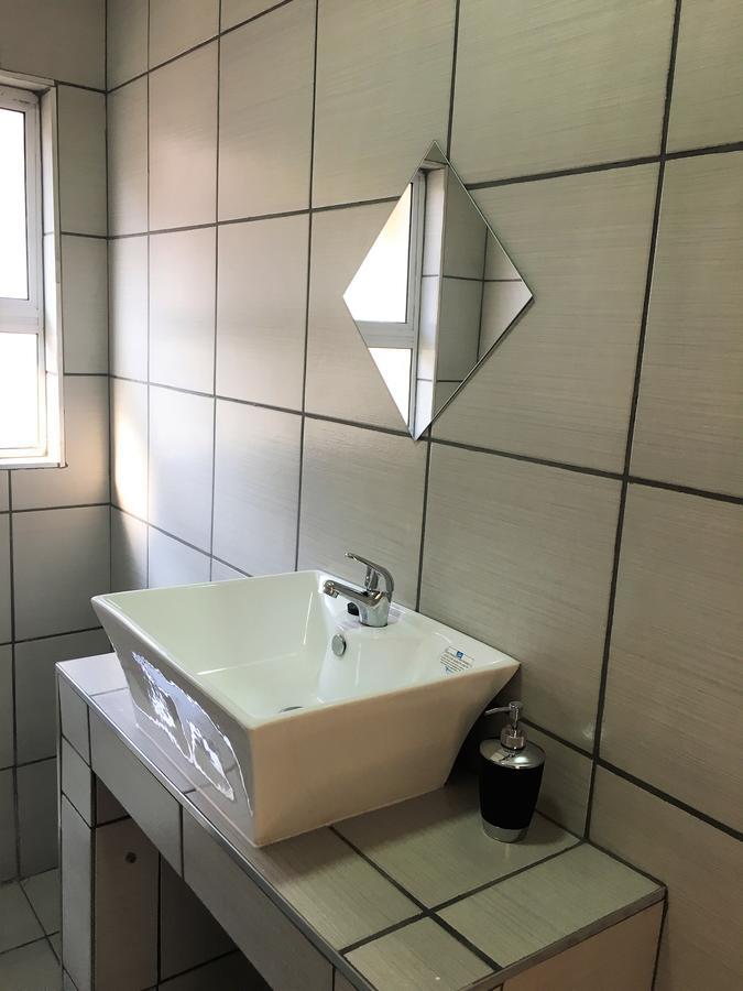 Afrikawisa At O.R. Tambo International Airport Bed and Breakfast Kempton Park Eksteriør billede
