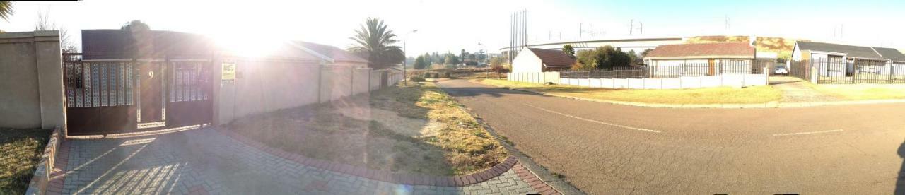 Afrikawisa At O.R. Tambo International Airport Bed and Breakfast Kempton Park Eksteriør billede
